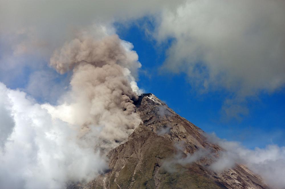 The Weekend Leader - Philippines braces for volcano eruption, evacuations on